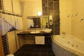 Фото номера Двухместный номер с 1 кроватью и джакузи Отель Hotel Arka Spa г. Висла 3
